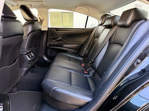 Certified 2025 Lexus ES 300h w/ Premium Package image 18