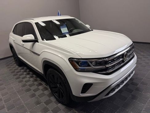 Used 2022 Volkswagen Atlas Cross Sport SE image 2