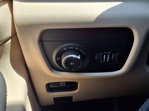 Used 2024 Jeep Grand Cherokee Limited AWD/4WD image 11