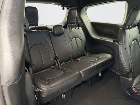 Used 2026 Chrysler Pacifica Select image 18