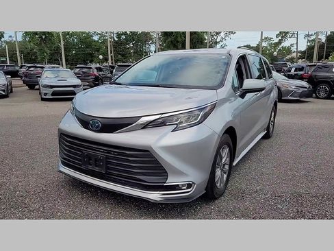 Used 2023 Toyota Sienna XLE image 43