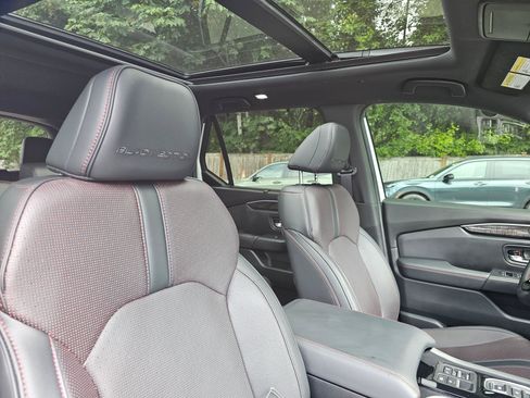 Certified 2025 Honda Pilot Black Edition image 11