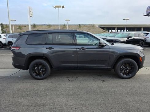 New 2025 Jeep Grand Cherokee L Laredo image 8