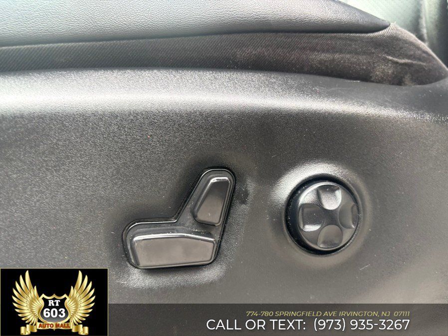 Used 2024 Chrysler Pacifica Touring-L FWD image 24