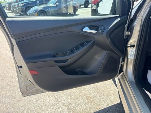 Used 2015 Ford Focus SE w/ SE Sport Package FWD image 6