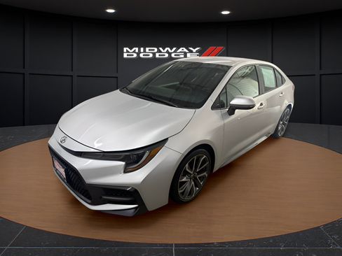 Used 2021 Toyota Corolla SE FWD image 2