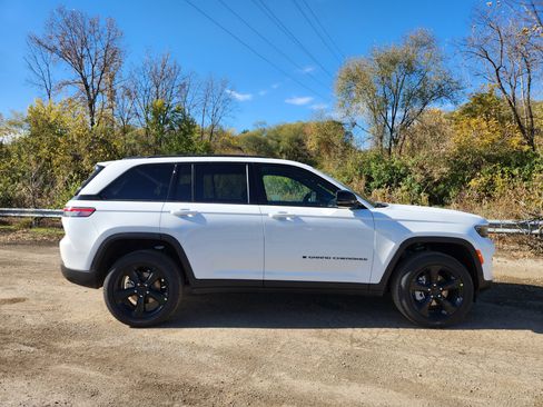 New 2025 Jeep Grand Cherokee Limited w/ Black Appearance Package AWD/4WD image 16