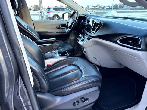 Used 2020 Chrysler Pacifica Touring-L Plus image 11