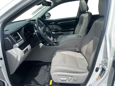Certified 2019 Toyota Highlander Limited AWD/4WD image 10