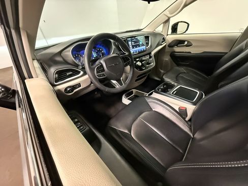 Used 2024 Chrysler Pacifica Touring-L image 2
