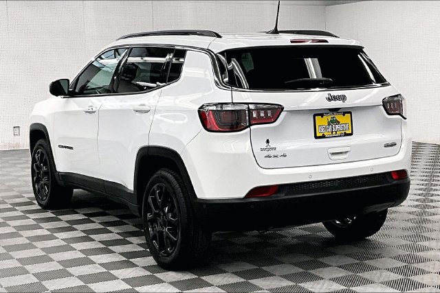 Used 2023 Jeep Compass Latitude w/ Sun and Sound Group AWD/4WD image 2