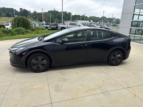 Used 2024 Toyota Prius Prime FWD image 4
