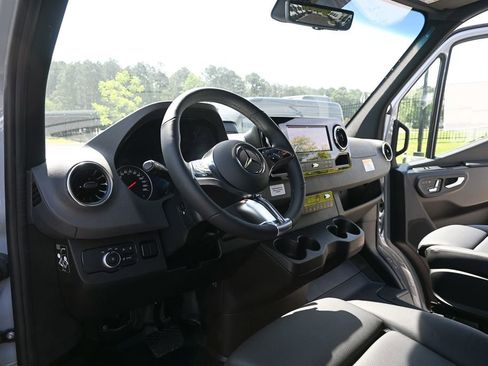Used 2025 Mercedes-Benz Sprinter 2500 image 5