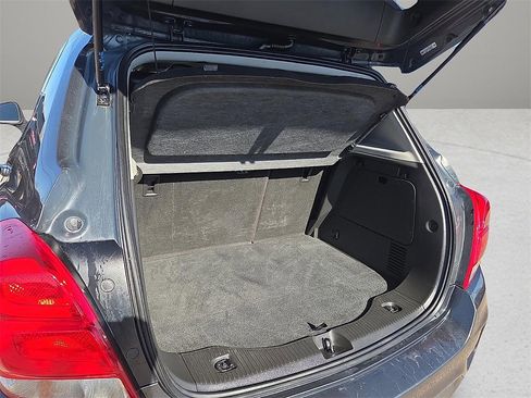 Used 2018 Chevrolet Trax LT w/ LT Convenience Package image 8