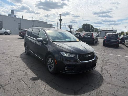 Used 2023 Chrysler Pacifica Limited FWD image 4