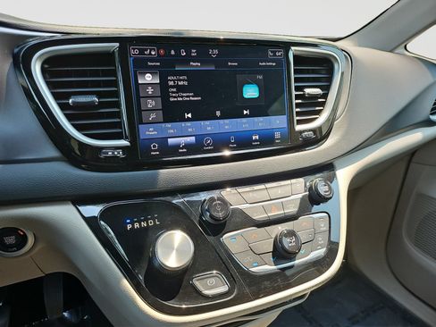 Used 2023 Chrysler Pacifica Touring-L FWD image 27