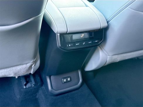 Used 2020 Toyota Highlander XLE image 28