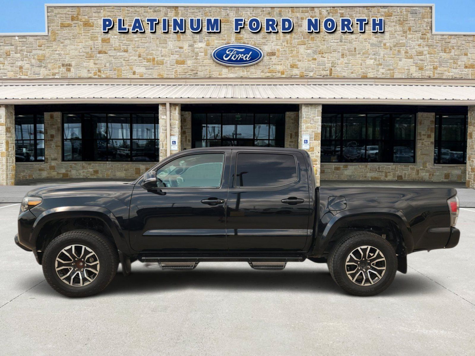 Used 2020 Toyota Tacoma TRD Sport w/ Technology Package RWD image 3
