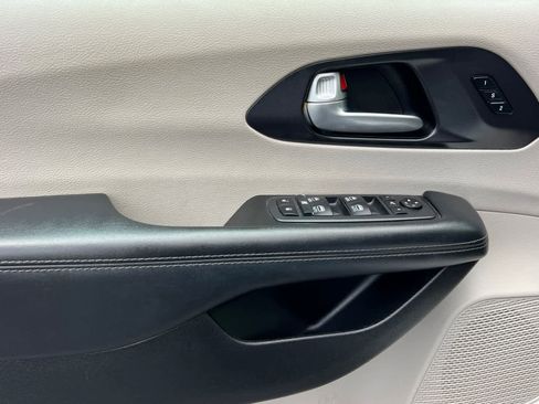 Used 2020 Chrysler Pacifica Limited image 12