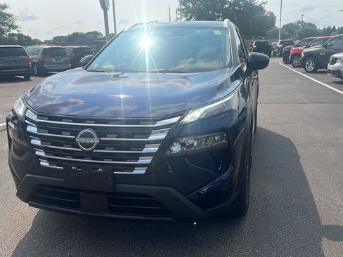 Used 2025 Nissan Rogue SV w/ SV Premium Package AWD/4WD image 13