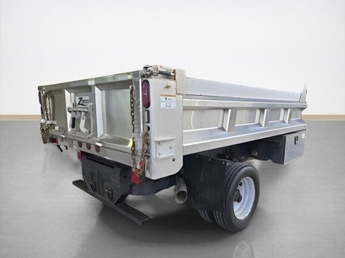 Used 2017 Ford F550 2WD Regular Cab Super Duty image 4