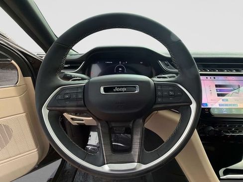 Used 2025 Jeep Grand Cherokee Limited w/ Luxury Tech Group II AWD/4WD image 26