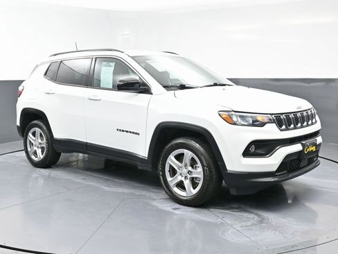 Used 2023 Jeep Compass Latitude image 3