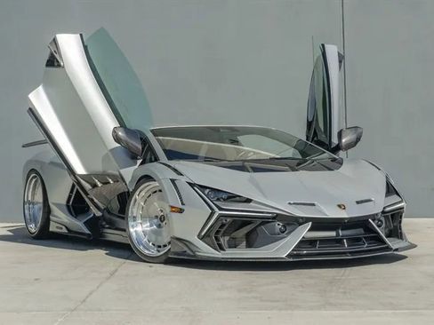 Used 2024 Lamborghini Revuelto image 2