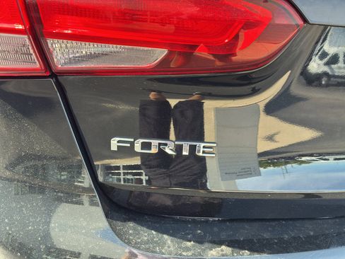 Used 2017 Kia Forte S FWD image 25