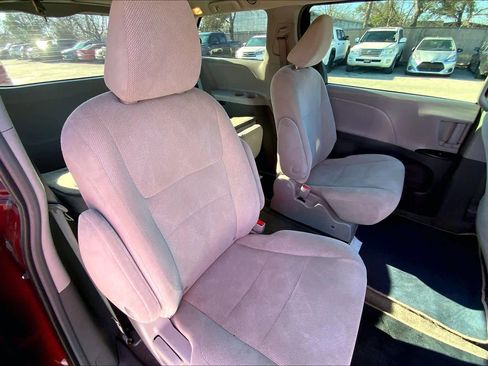 Used 2018 Toyota Sienna L image 18
