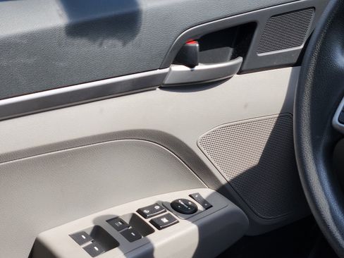 Used 2018 Hyundai Elantra SE image 12