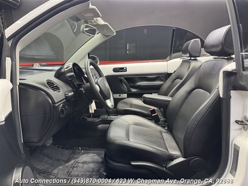 Used 2010 Volkswagen Beetle Convertible image 8