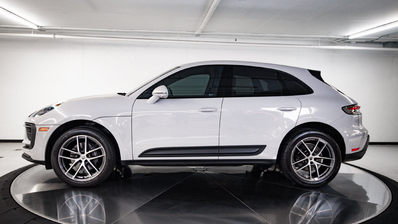 Certified 2023 Porsche Macan AWD/4WD image 2