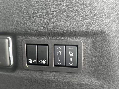 Used 2024 Chevrolet Suburban Z71 w/ Luxury Package image 24