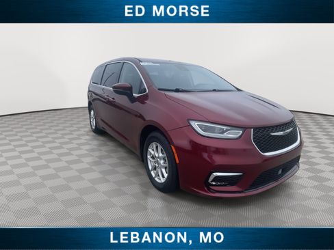 Used 2023 Chrysler Pacifica Touring-L FWD image 2