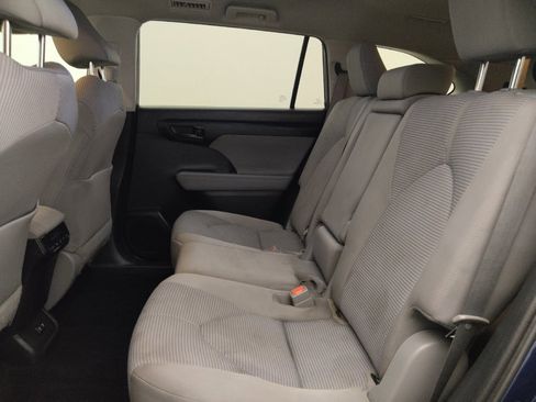 Used 2021 Toyota Highlander LE FWD image 18