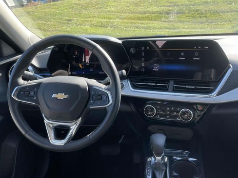 Used 2025 Chevrolet Trax LT w/ LT Convenience Package FWD image 12