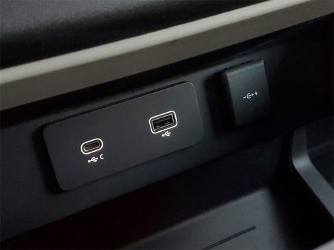 Used 2022 Land Rover Defender 90 X-Dynamic S image 27