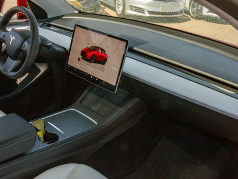 Used 2024 Tesla Model Y 2WD image 11