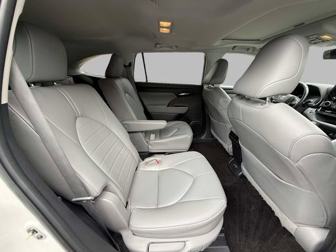 Used 2023 Toyota Highlander XLE AWD/4WD image 16