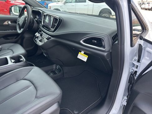 New 2026 Chrysler Pacifica Select image 58