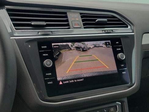 Used 2020 Volkswagen Tiguan SE w/ Panoramic Sunroof Package FWD image 27