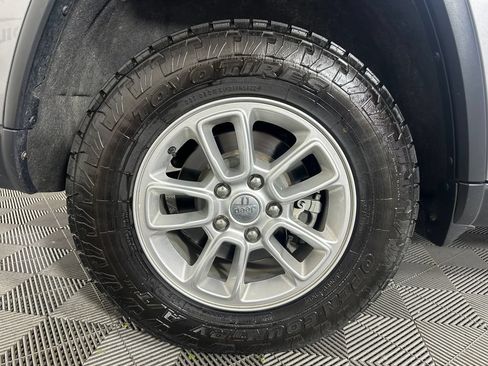 Used 2018 Jeep Grand Cherokee Laredo AWD/4WD image 12