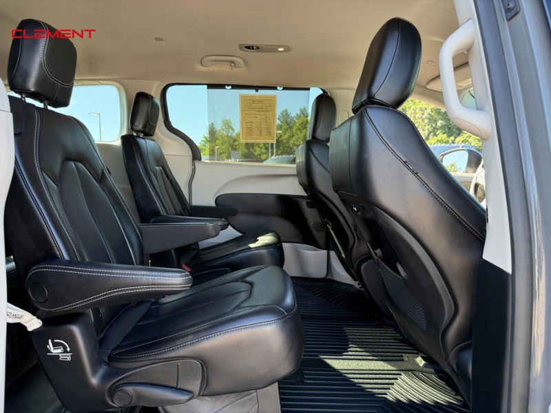 Used 2023 Chrysler Pacifica Touring-L FWD image 12