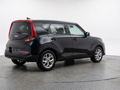 Used 2025 Kia Soul LX w/ LX Technology Package FWD image 9