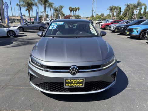 Used 2025 Volkswagen Jetta SE FWD image 3