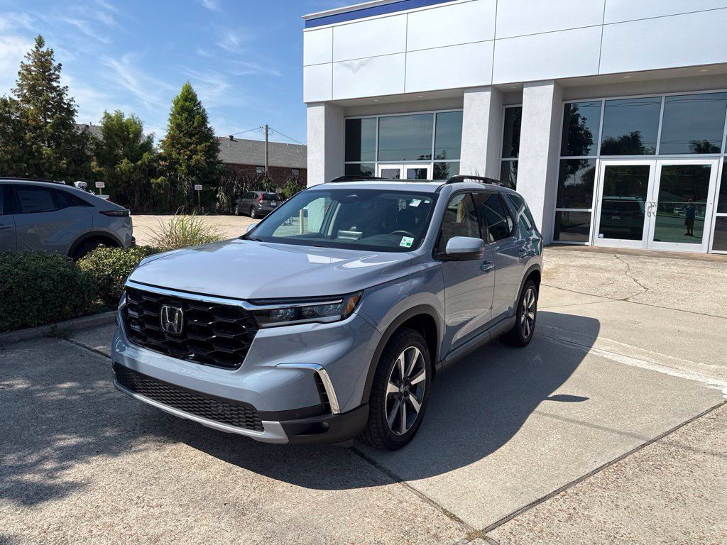 Used 2025 Honda Pilot Touring image 3