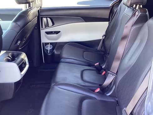 Used 2024 Kia Carnival LX image 11