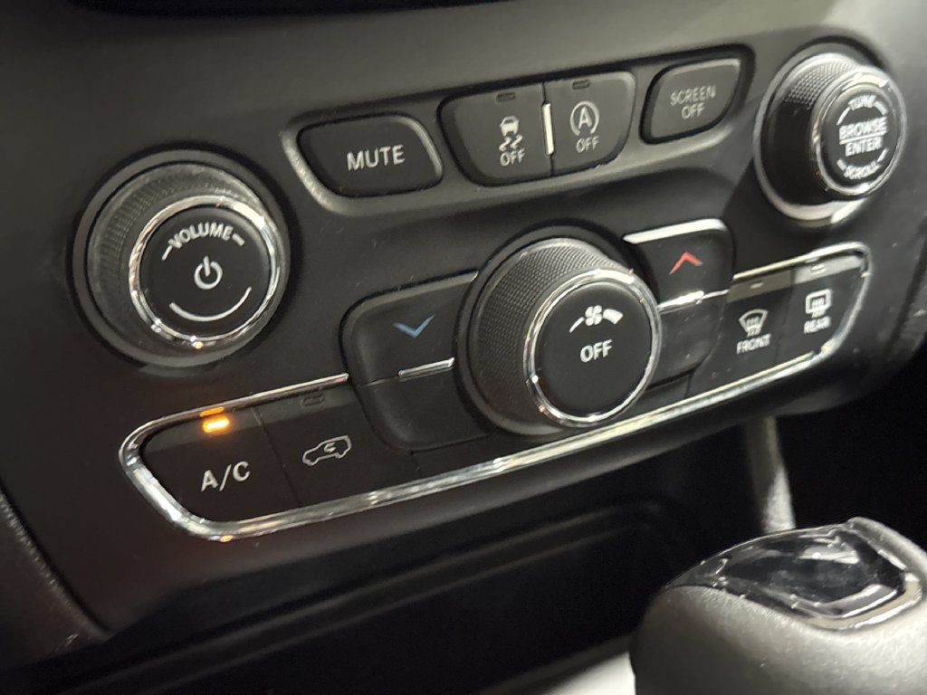 Used 2020 Jeep Cherokee Latitude Plus AWD/4WD image 16