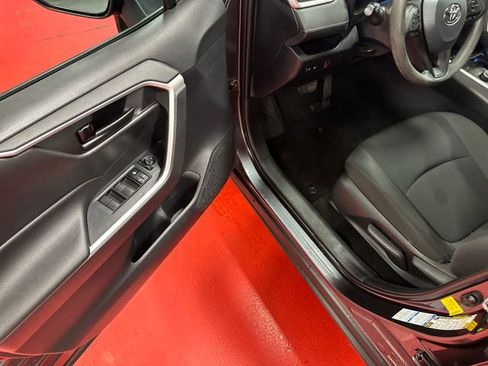 Used 2021 Toyota RAV4 LE AWD/4WD image 8